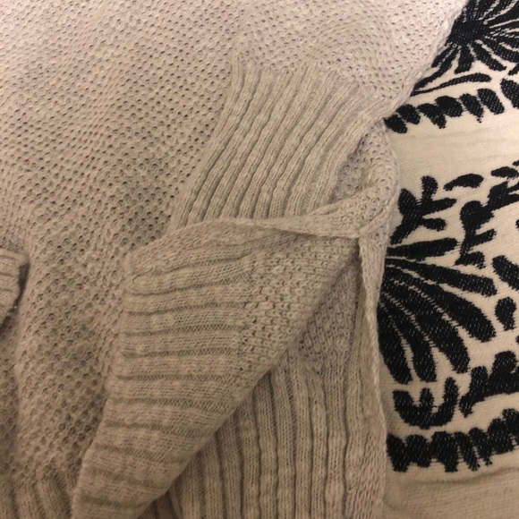 Hollister Crop Sweater! 👏🏼👏🏼 - Picture 4 of 7